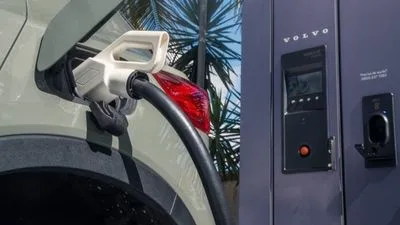 Nova tecnologia na rede Volvo Car Eletropostos permite que veículo elétrico inicie a recarga automaticamente