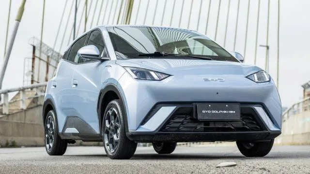 BYD cresce 73% no trimestre e bate recorde com mais de 16 mil emplacamentos em março; Dolphin Mini é o carro mais vendido do ano no varejo