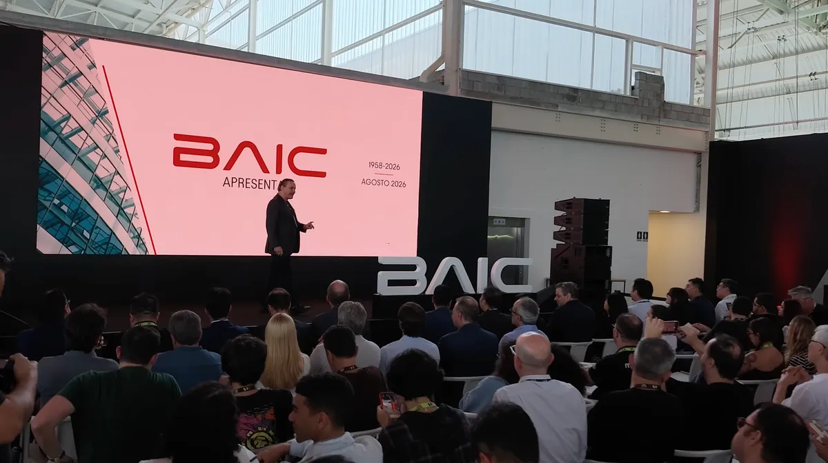 Apresentação da BAIC no Festival Interlagos, com telão exibindo a marca e plateia lotada