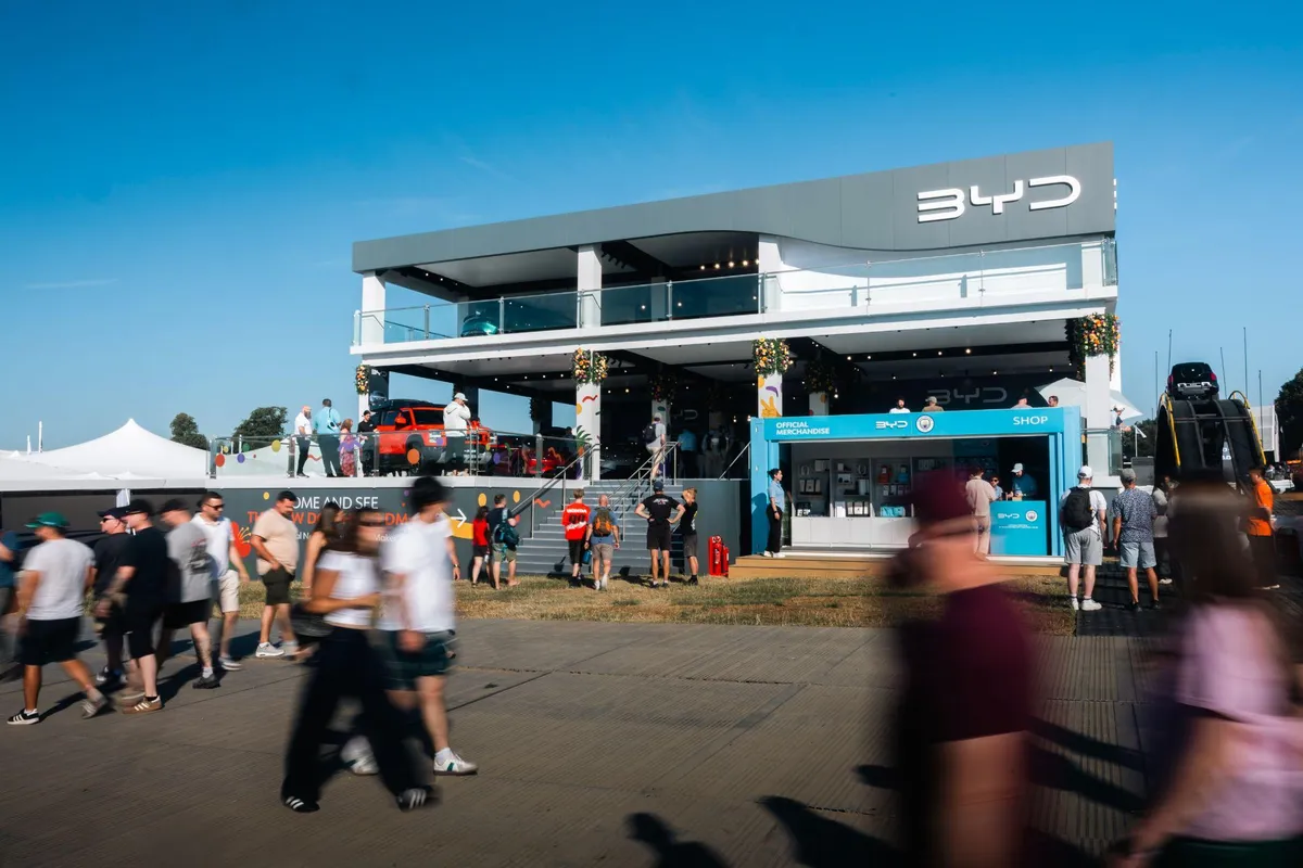 Estande de dois andares do Grupo BYD lotado de visitantes no Goodwood Festival of Speed 2026
