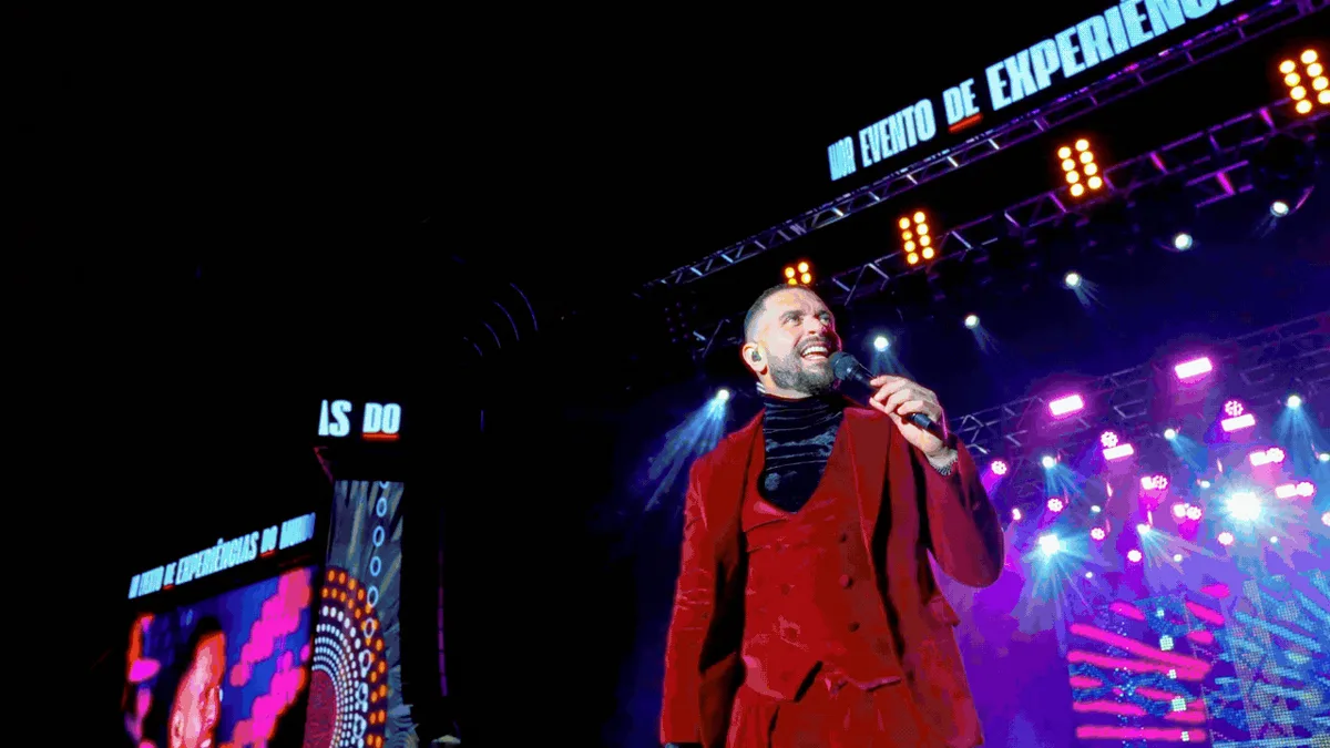 Show na Live Arena do Festival Interlagos, com cantor no palco iluminado e painéis de LED