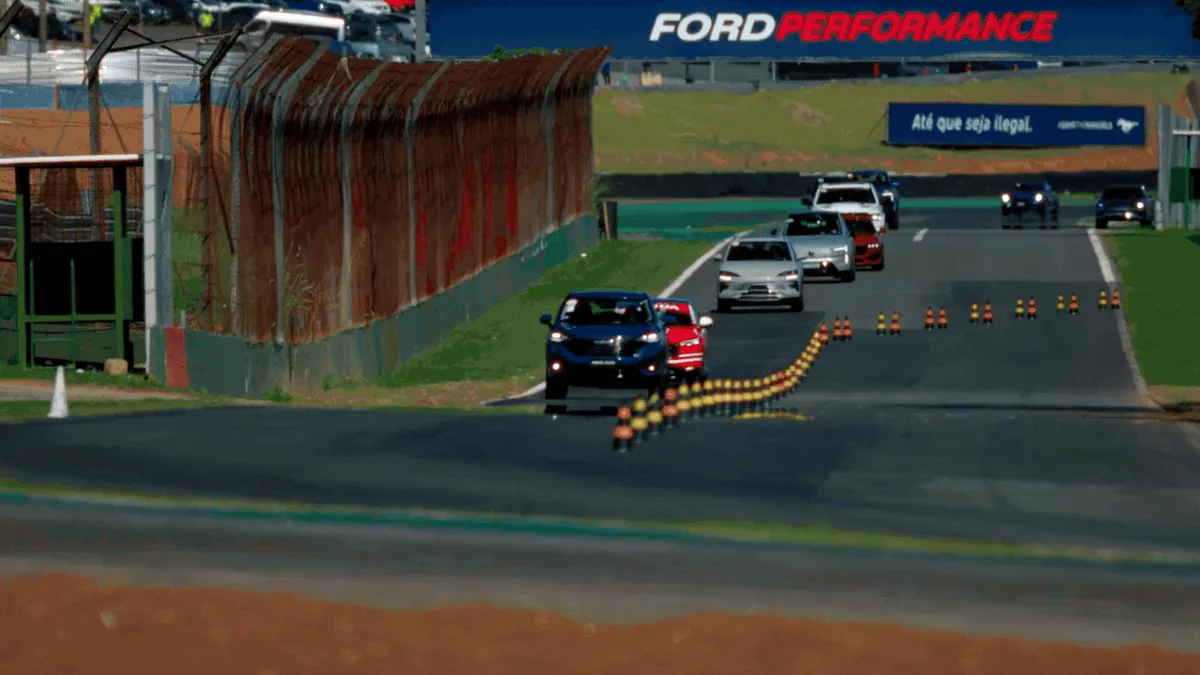 Fila de carros em test-drive na pista do Autódromo de Interlagos durante o Festival Interlagos