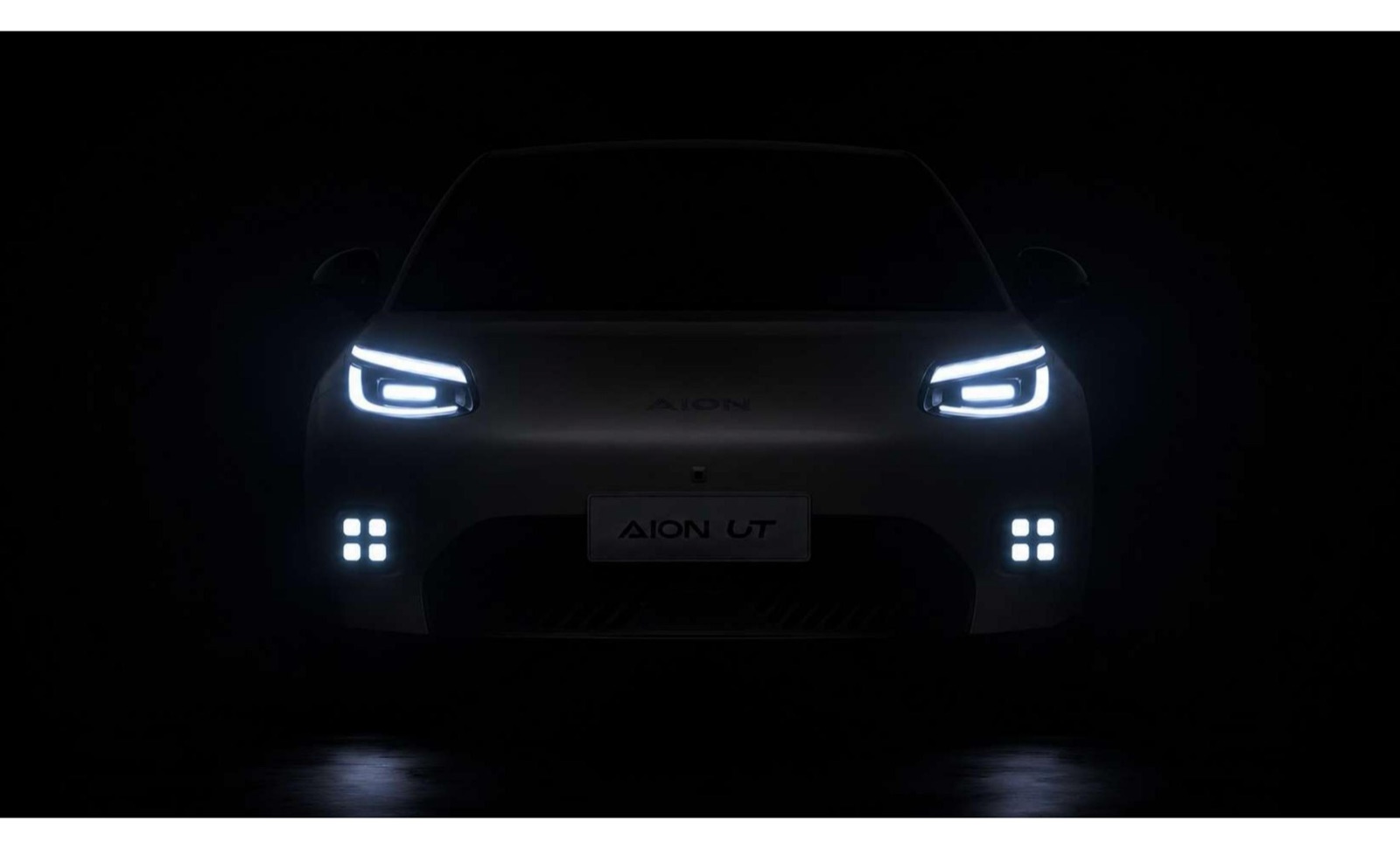 Frente do GAC AION UT com faróis e DRLs acesos