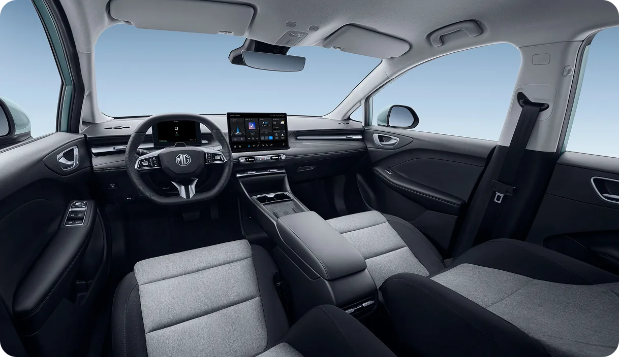 Interior do MG4 Urban com volante multifuncional, painel digital de 7 polegadas e central multimídia flutuante de 12,8 polegadas