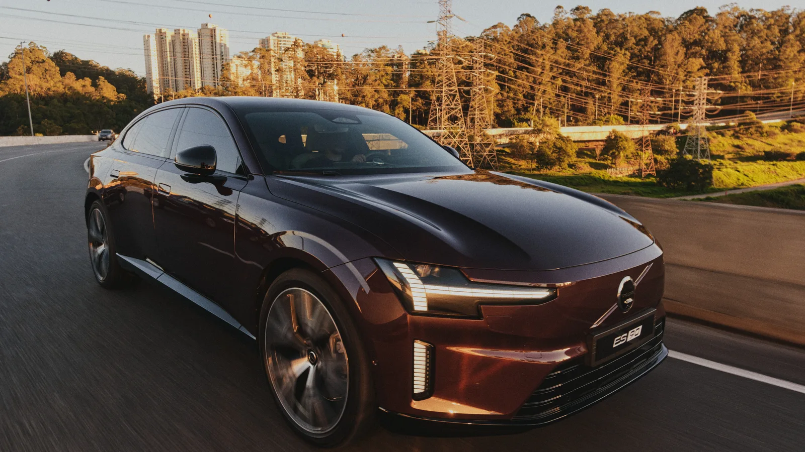 Volvo ES90 chega ao Brasil com 524 km pelo Inmetro e 680 cv por R$ 659.950