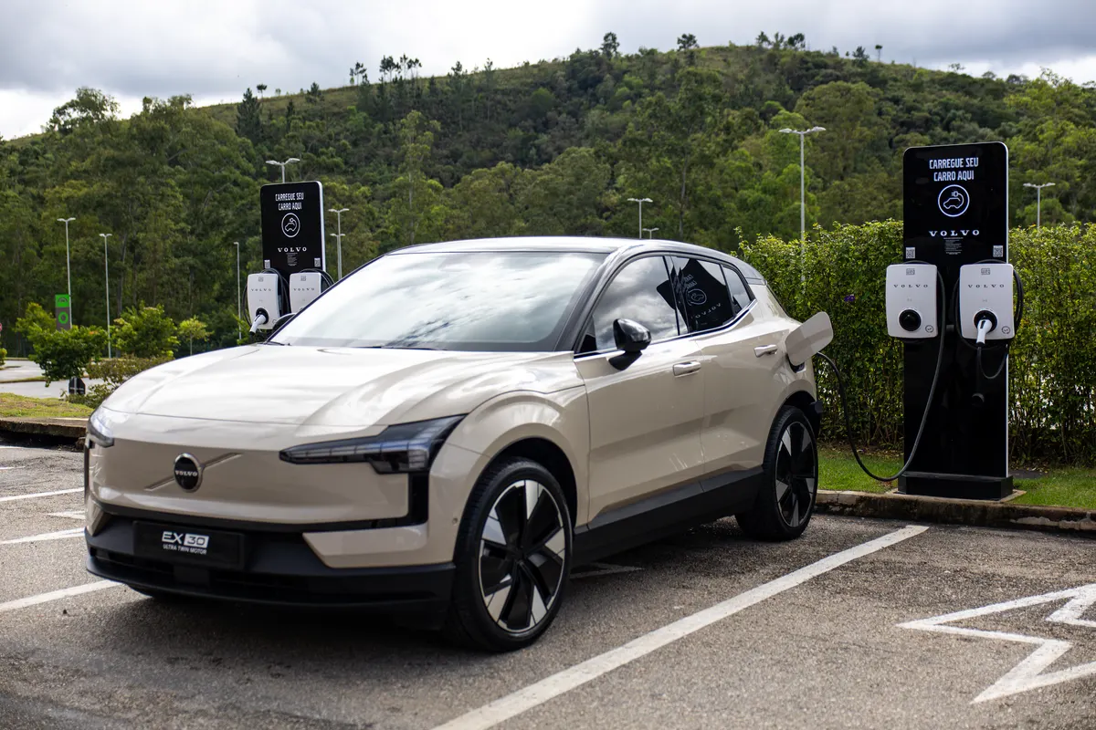 Volvo EX30 bege conectado a um carregador da rede de eletropostos da Volvo em estacionamento
