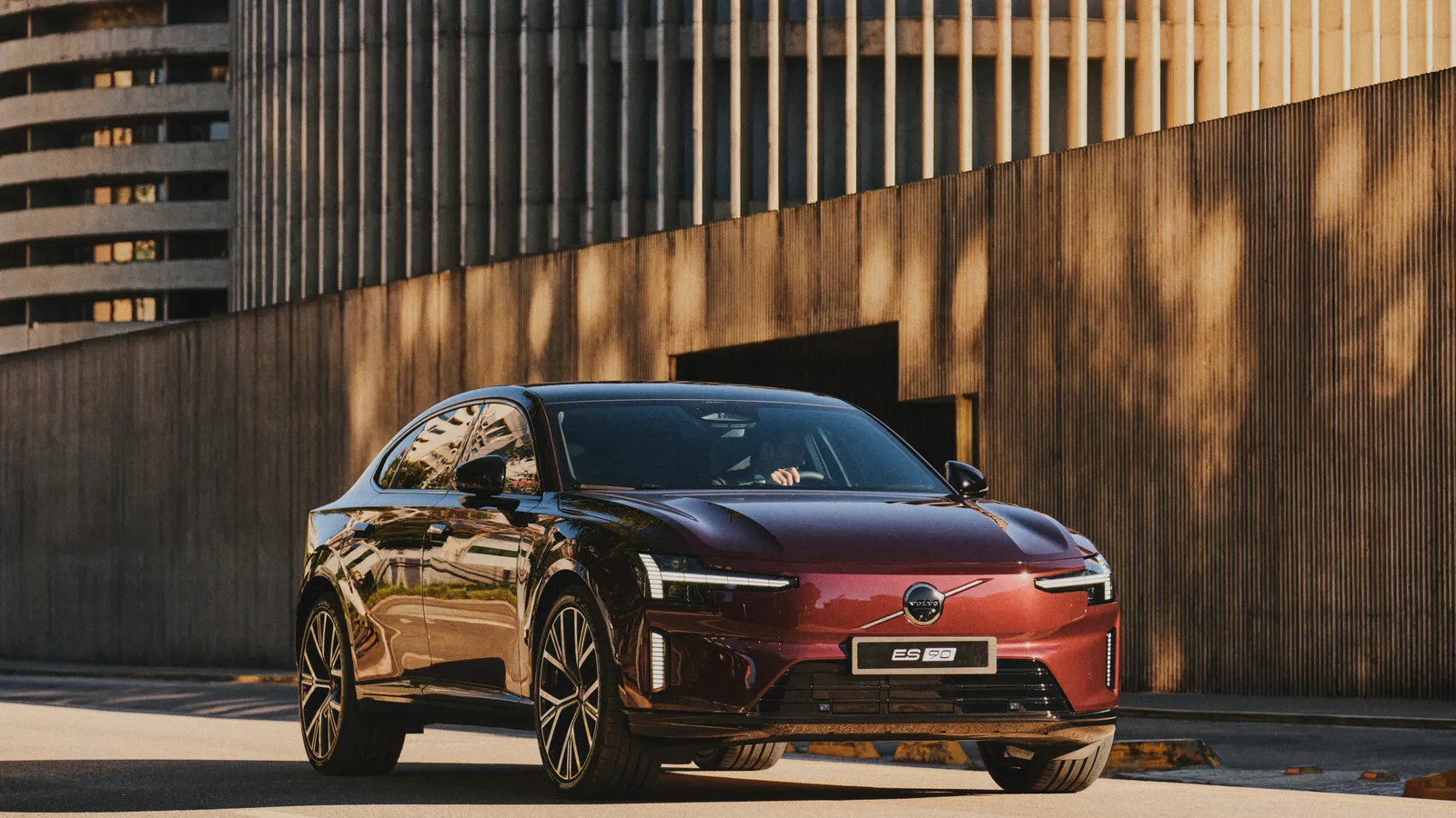 Volvo é a única premium com gama 100% eletrificada no Brasil e soma 5.007 vendas em 2026
