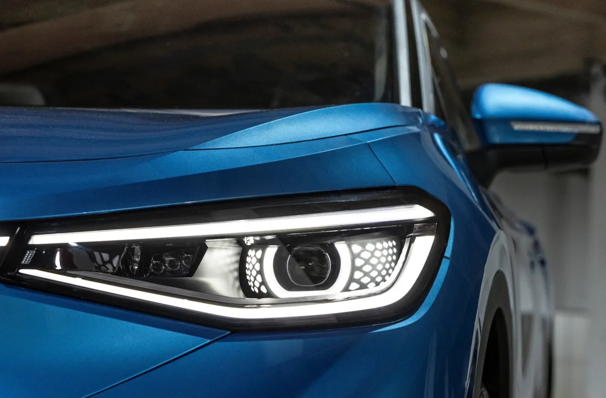 Detalhe do farol IQ.Light Matrix do VW ID.4, totalmente em LED