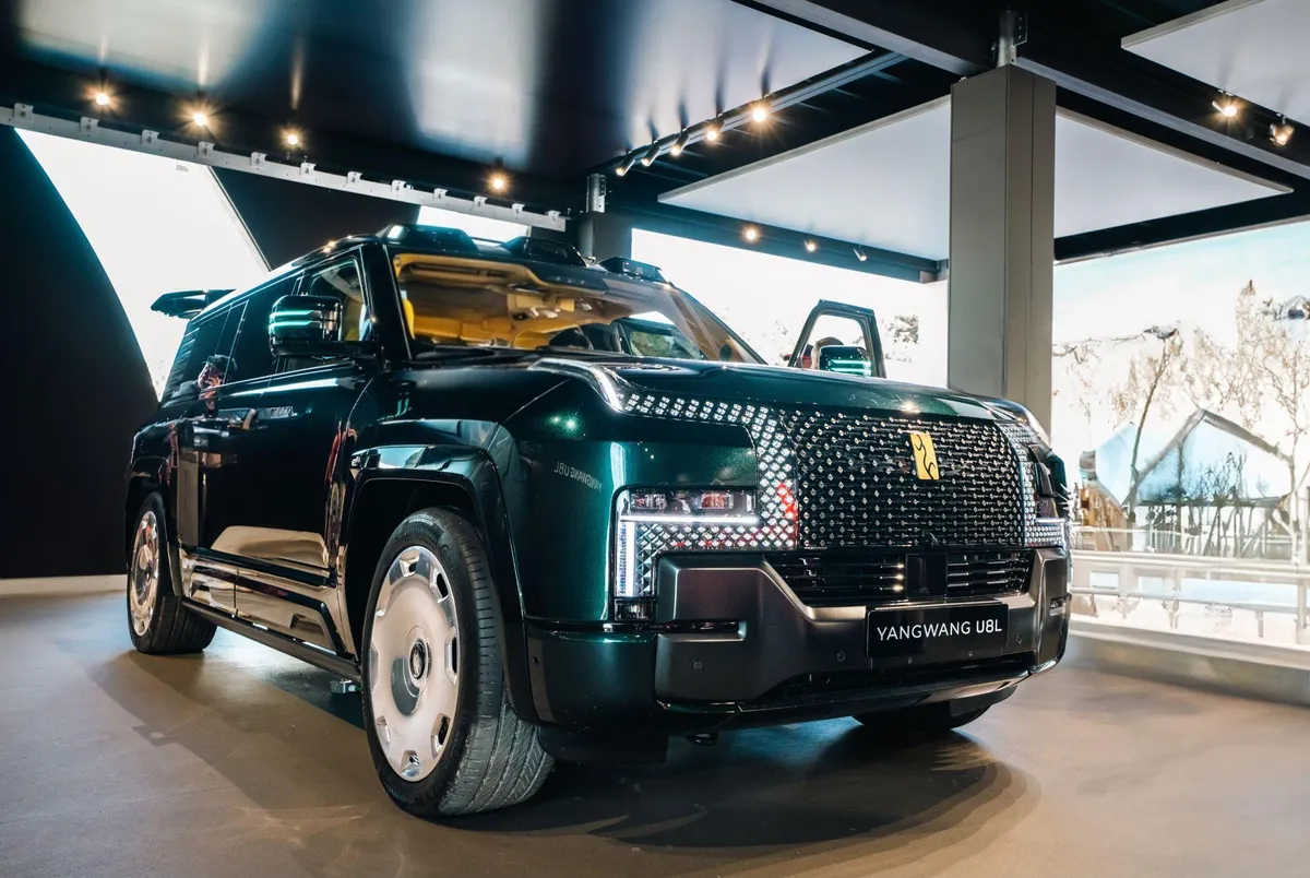 SUV de luxo Yangwang U8L verde-escuro exposto no estande da marca em Goodwood